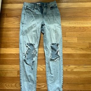 This is “So” fit mom jean, this is a light color denim, and is a size 3\26W.